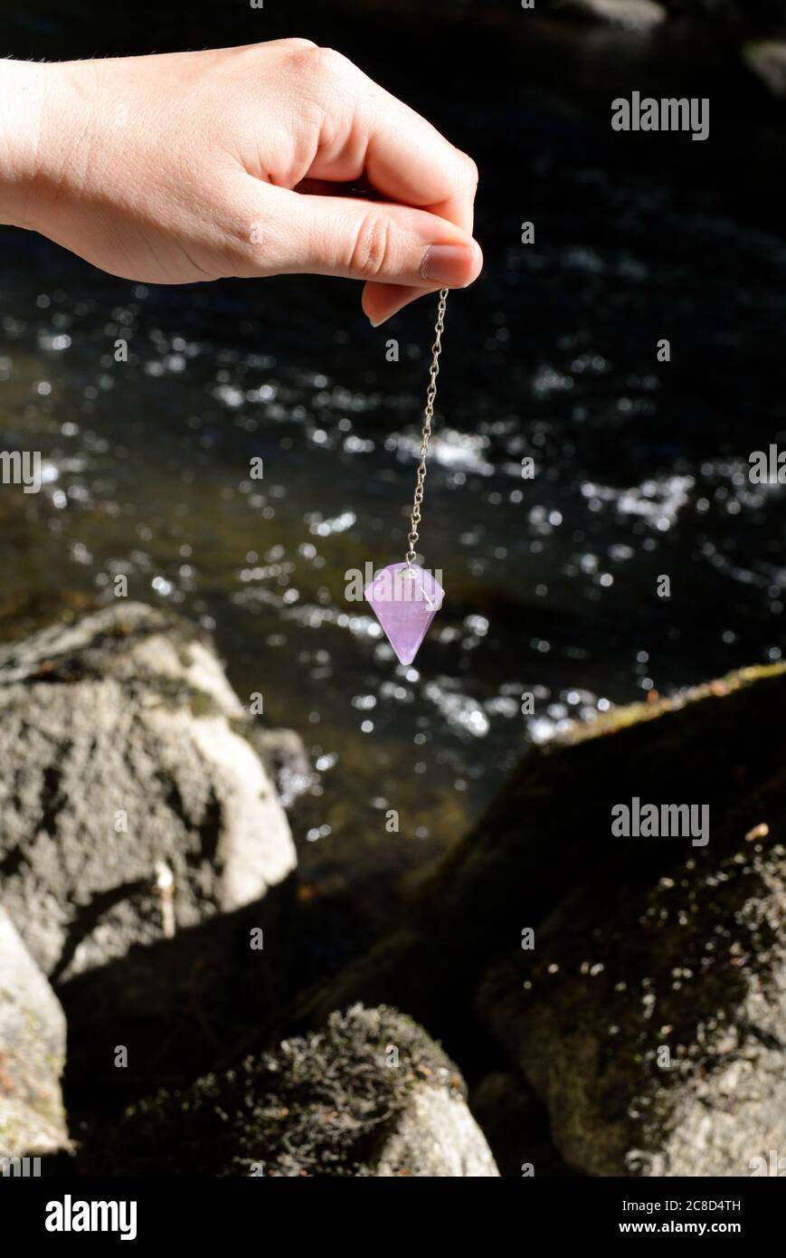 Pendule dowser pour rechercher des sources d'eau. Peut également être utilisé pour la divination et l'hypnothérapie Banque D'Images