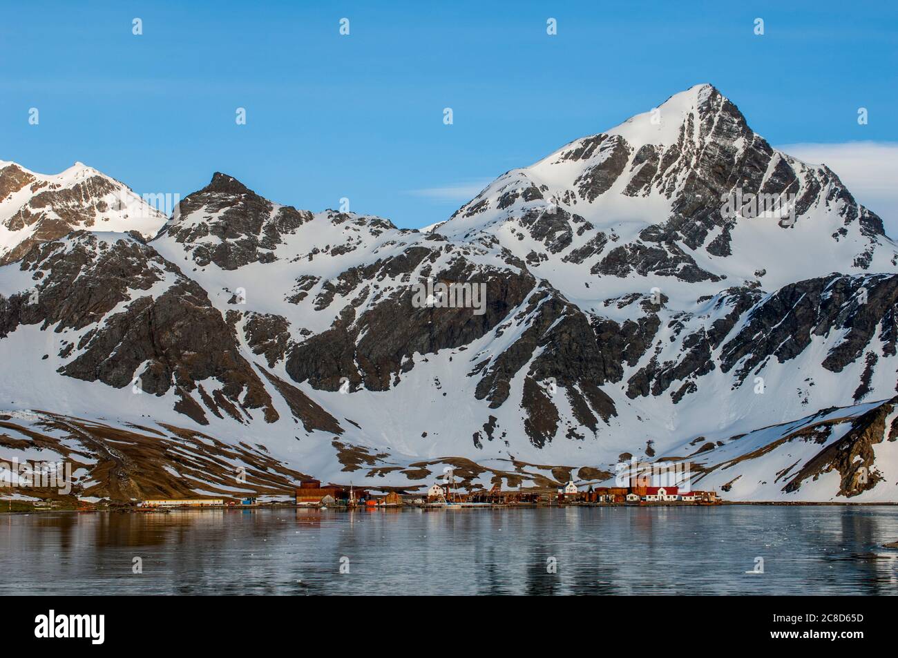 Vue sur l'ancienne station de chasse à la baleine norvégienne à Grytviken, sur l'île de Géorgie du Sud, sous-Antarctique avec des montagnes enneigées en arrière-plan. Banque D'Images