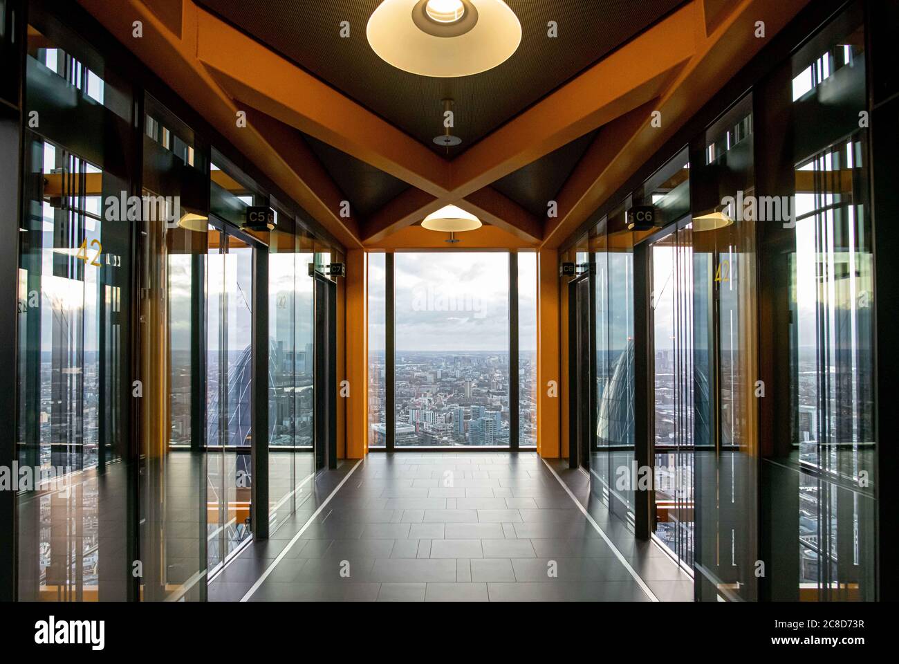 Architecture moderne de gratte-ciel et conception d'ascenseur de bureau donnant sur la ville Banque D'Images