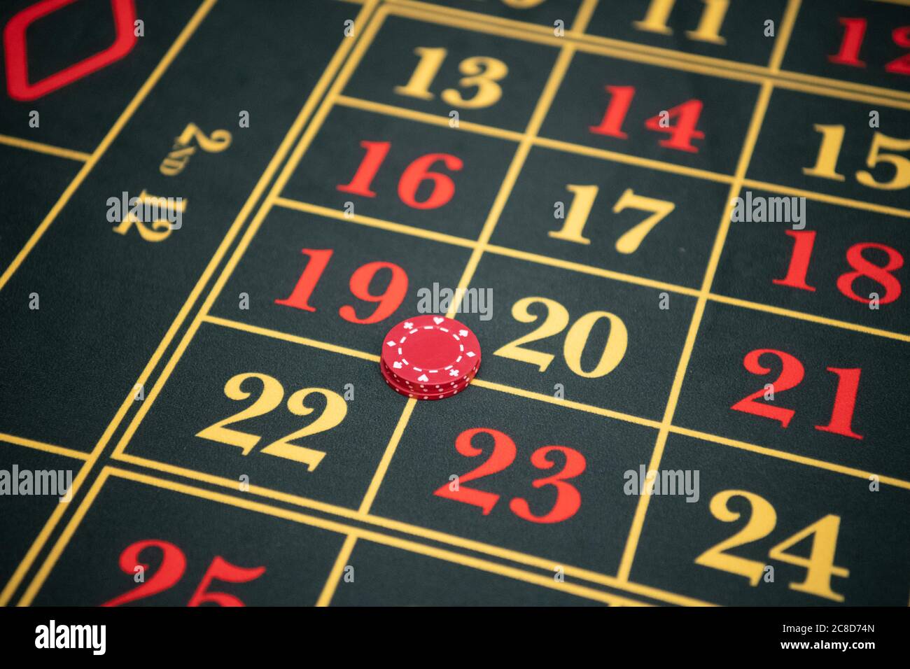 Jouer sur une table de Roulette dans un Casino. Les nombres rouge et jaune sur une table verte. Banque D'Images