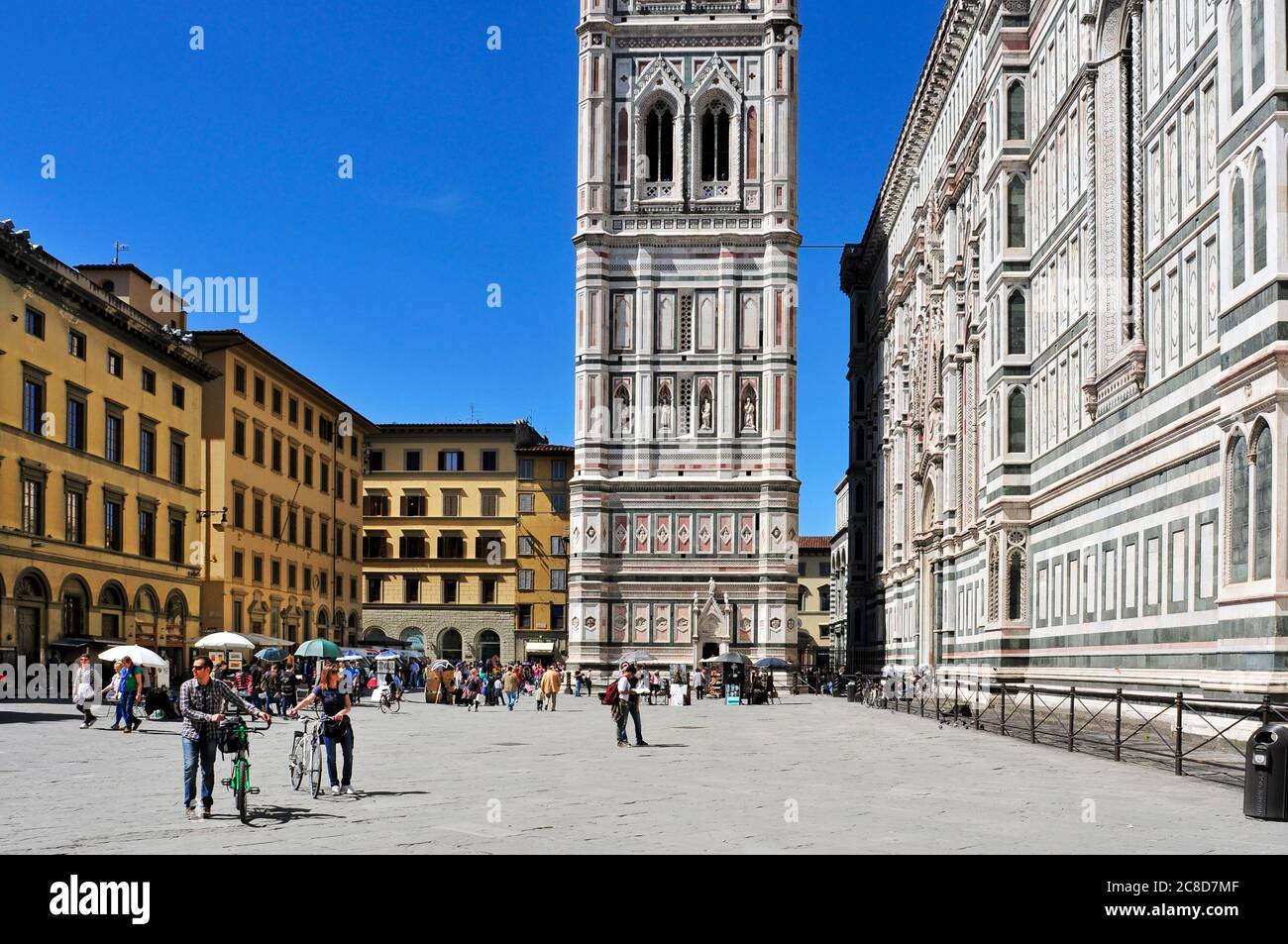 FLORENCE, ITALIE - 14 AVRIL : Campanile de Giottos et basilique de Santa Maria del Fiore le 14 avril 2013 à Florence, Italie. La tour, 84.7 m de hauteur, est de Banque D'Images