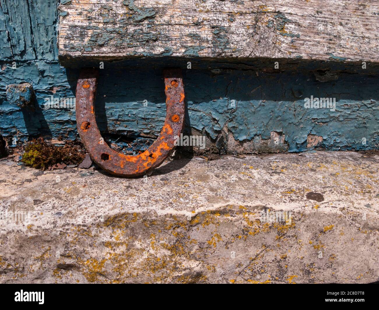 Old, Lucky Horseshoe sur le seuil de la fenêtre du cottage Banque D'Images