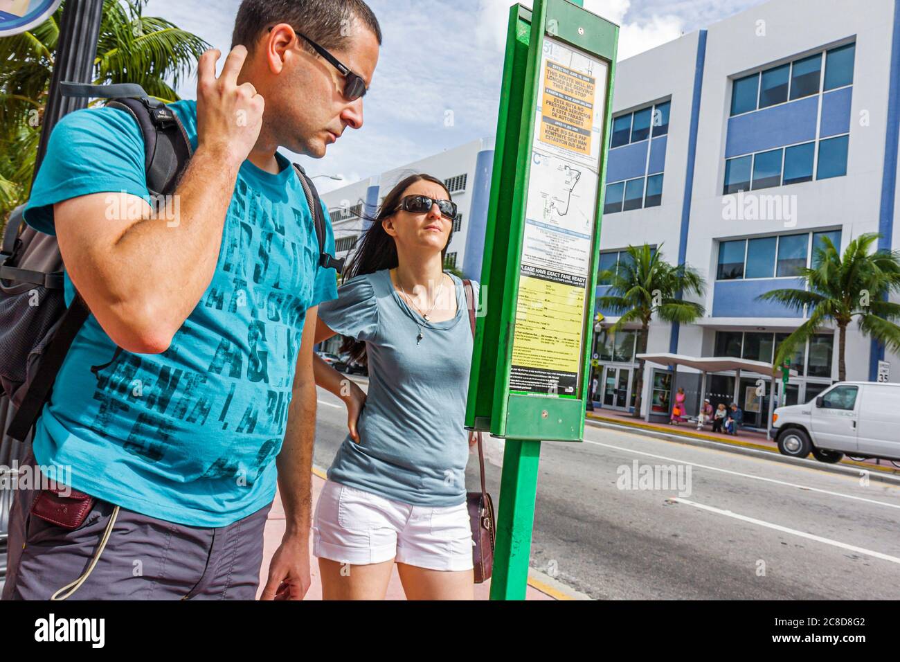 Miami Beach Florida, arrêt de bus, transports en commun, route de l'autoroute, carte, info, information, horaire, panneau, logo, panneau, guide, homme hommes hommes adultes adultes, wom Banque D'Images