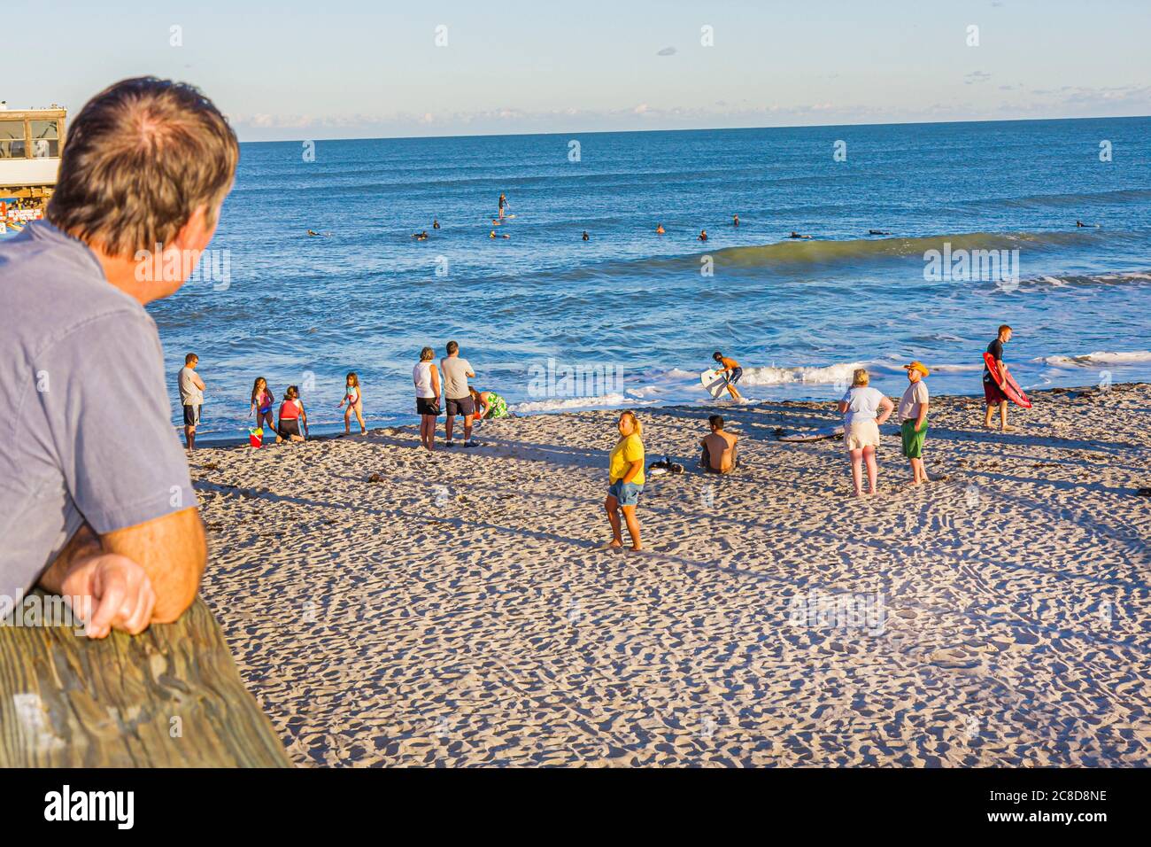 Cocoa Beach Florida, Cocoa Beach Pier, Atlantic Ocean Water man hommes hommes adultes, femme femme femme dame, surfeur, sable, rivage, vagues, eau, observation, bea Banque D'Images