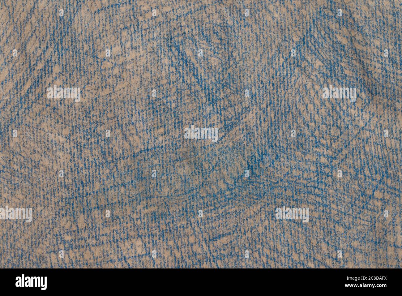 crayon bleu dessinant sur fond papier recyclé Banque D'Images