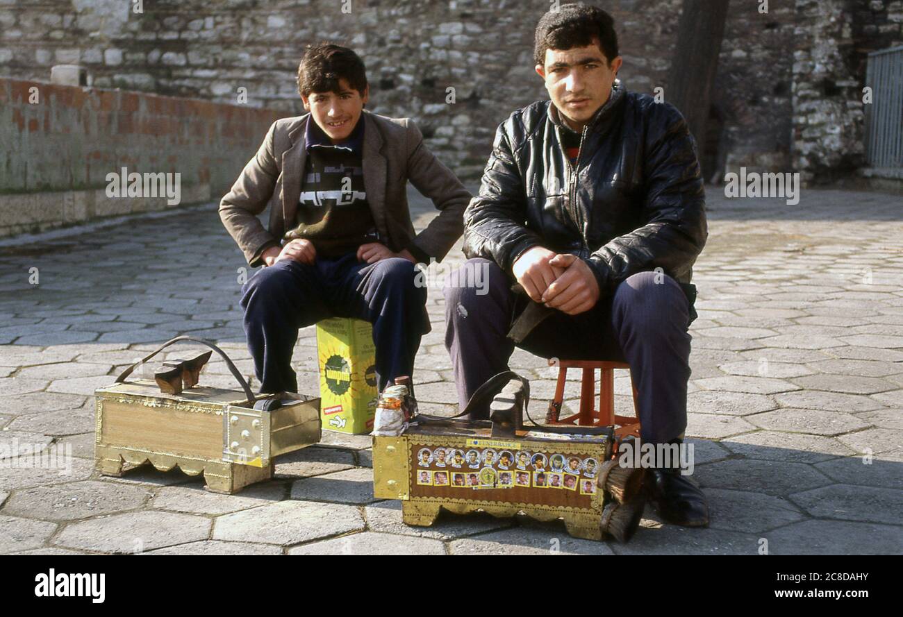Les garçons de cirage de chaussures à Sainte-Sophie Istanbul Turquie 1989 Banque D'Images