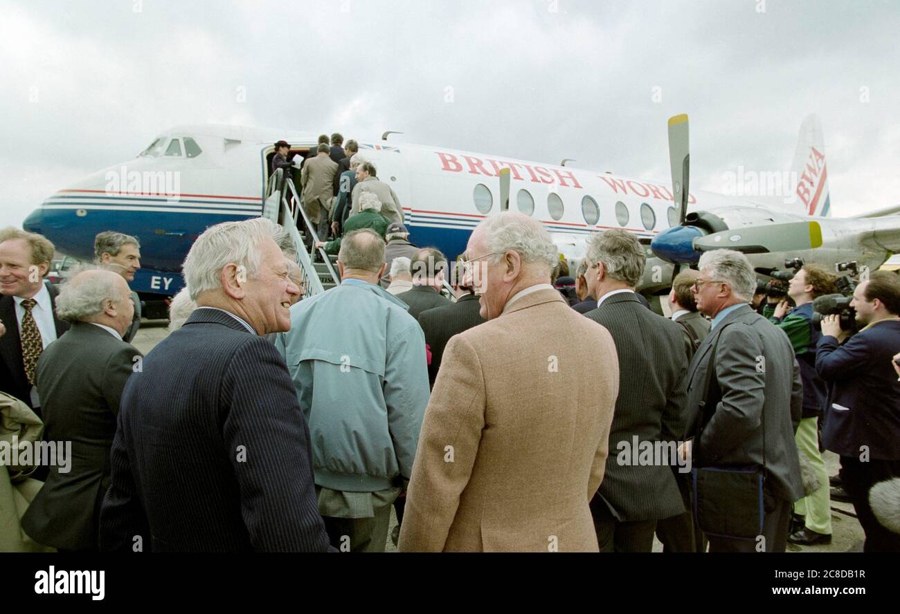 Le dernier Vickers Viscount à transporter des passagers quittant l'aéroport de Londres Heathrow en avril 1996, près de 46 ans après le premier vol passager du prototype de l'avion. Parmi les passagers, on retrouve le concepteur original de l'avion, Sir George Edwards, 87 ans, et Lord King, le président de British Airways. Banque D'Images