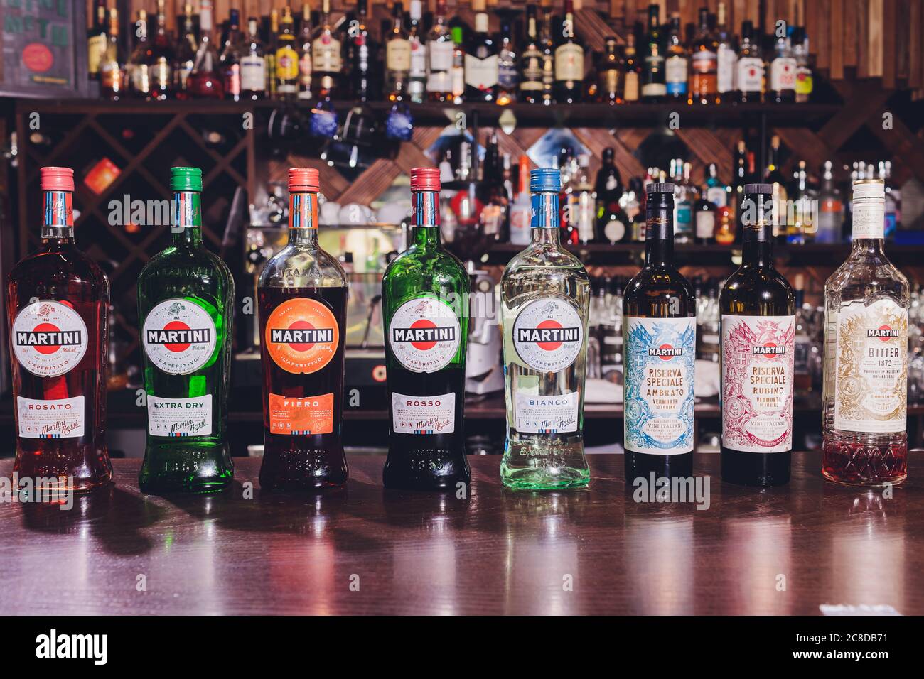 UFA, Russie, 3 janvier 2020 : gros plan des bouteilles de Martini isolées dans la tablette du supermarché allemand. Banque D'Images