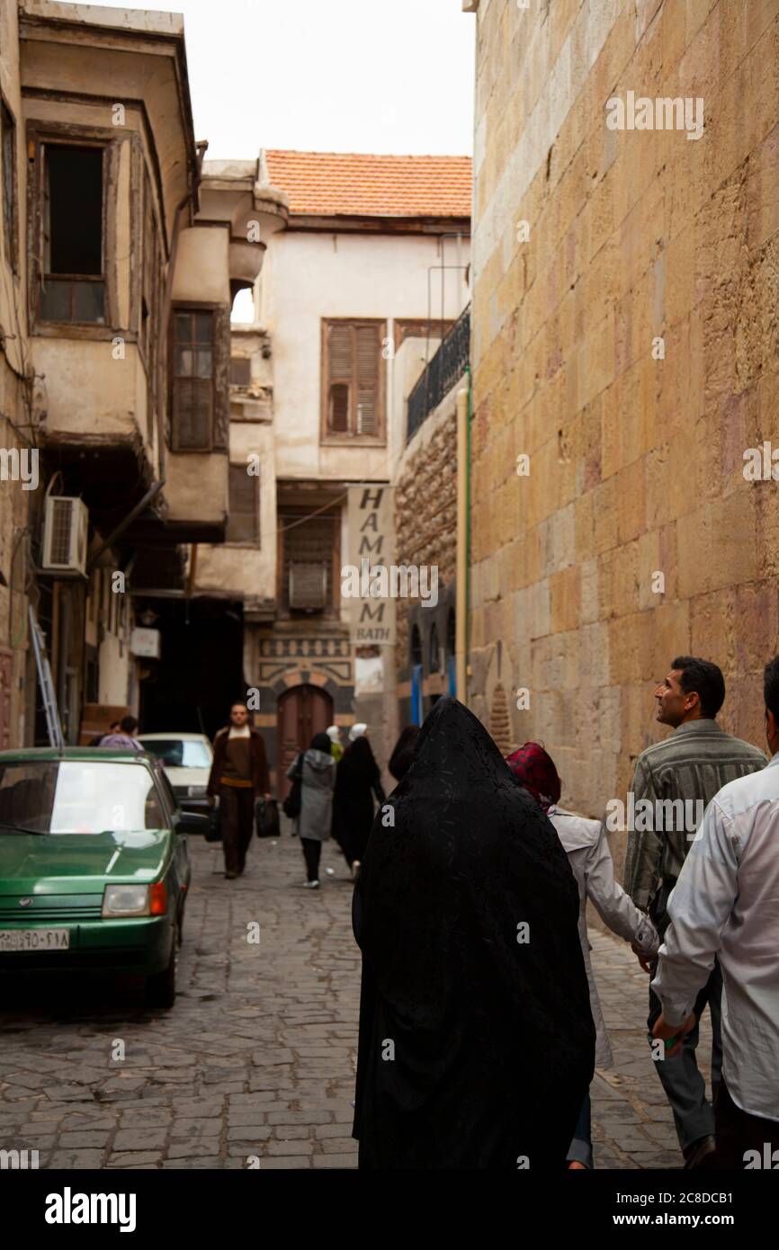 Damas, Syrie 03/28/2010: Vue sur une rue étroite dans le quartier historique de Damas. La rue pavée est entourée de vieilles maisons, d'un hiseur Banque D'Images