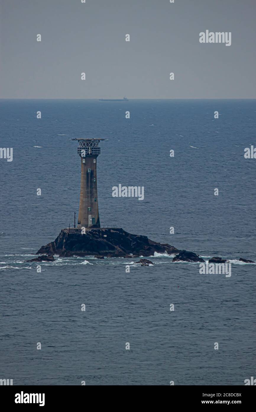 Le phare de Longships situé sur l'un des îlots de Longships, à un kilomètre et demi de la côte de Cornwall. L'image a été prise du poin d'observation de fin de terres Banque D'Images