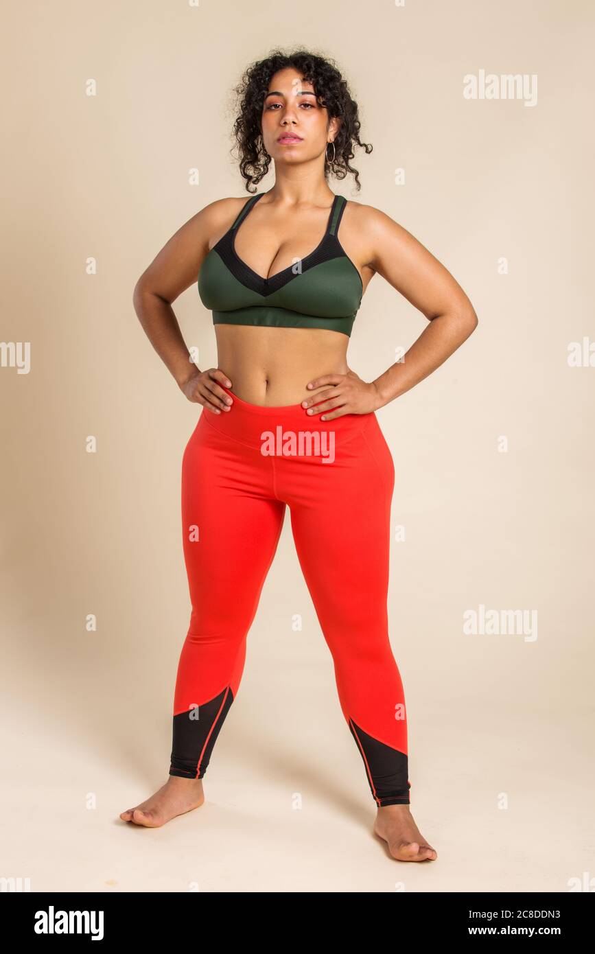 Femme de taille assez grande portant des vêtements de sport posant en studio - belle fille acceptant l'imperfection du corps, des photos de beauté en studio - concepts sur le corps a Banque D'Images