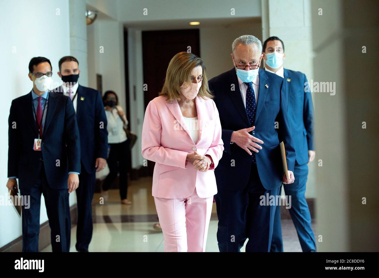 Le président de la Chambre des représentants des États-Unis, Nancy Pelosi (démocrate de Californie) et le chef de la minorité au Sénat des États-Unis, Chuck Schumer (démocrate de New York) quittent l'établissement à la suite d'une conférence de presse au Capitole des États-Unis à Washington, DC, aux États-Unis, le jeudi 23 juillet 2020. La Maison Blanche a conclu un accord avec les législateurs sur le prochain paquet de mesures de secours contre le coronavirus, qui ne comprendra pas de congé fiscal. Crédit : Stefani Reynolds/CNP/MediaPunch Banque D'Images