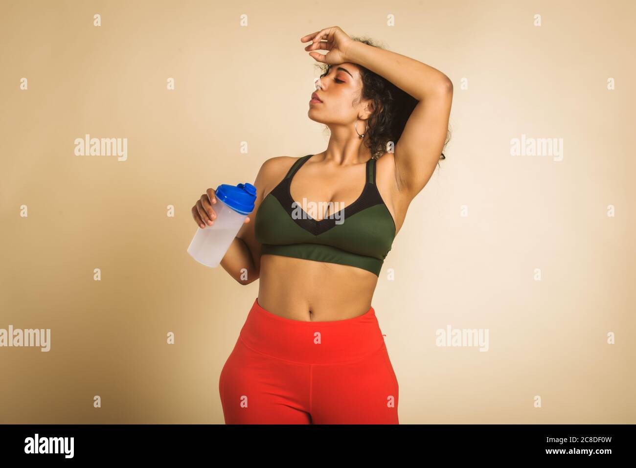 Femme de taille assez grande portant des vêtements de sport posant en studio - belle fille acceptant l'imperfection du corps, des photos de beauté en studio - concepts sur le corps a Banque D'Images