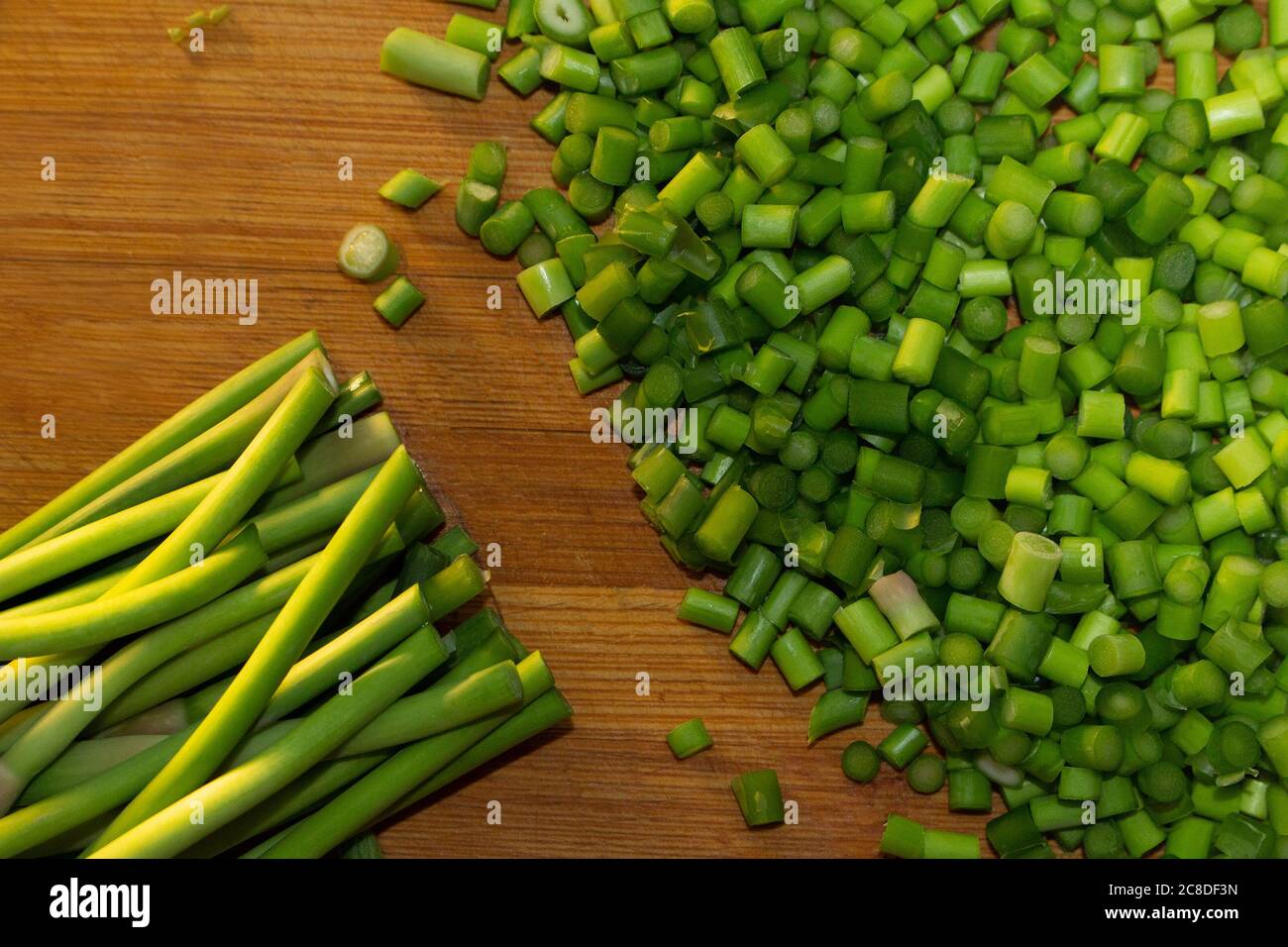 Ail vert sur planche à découper en bois Banque D'Images