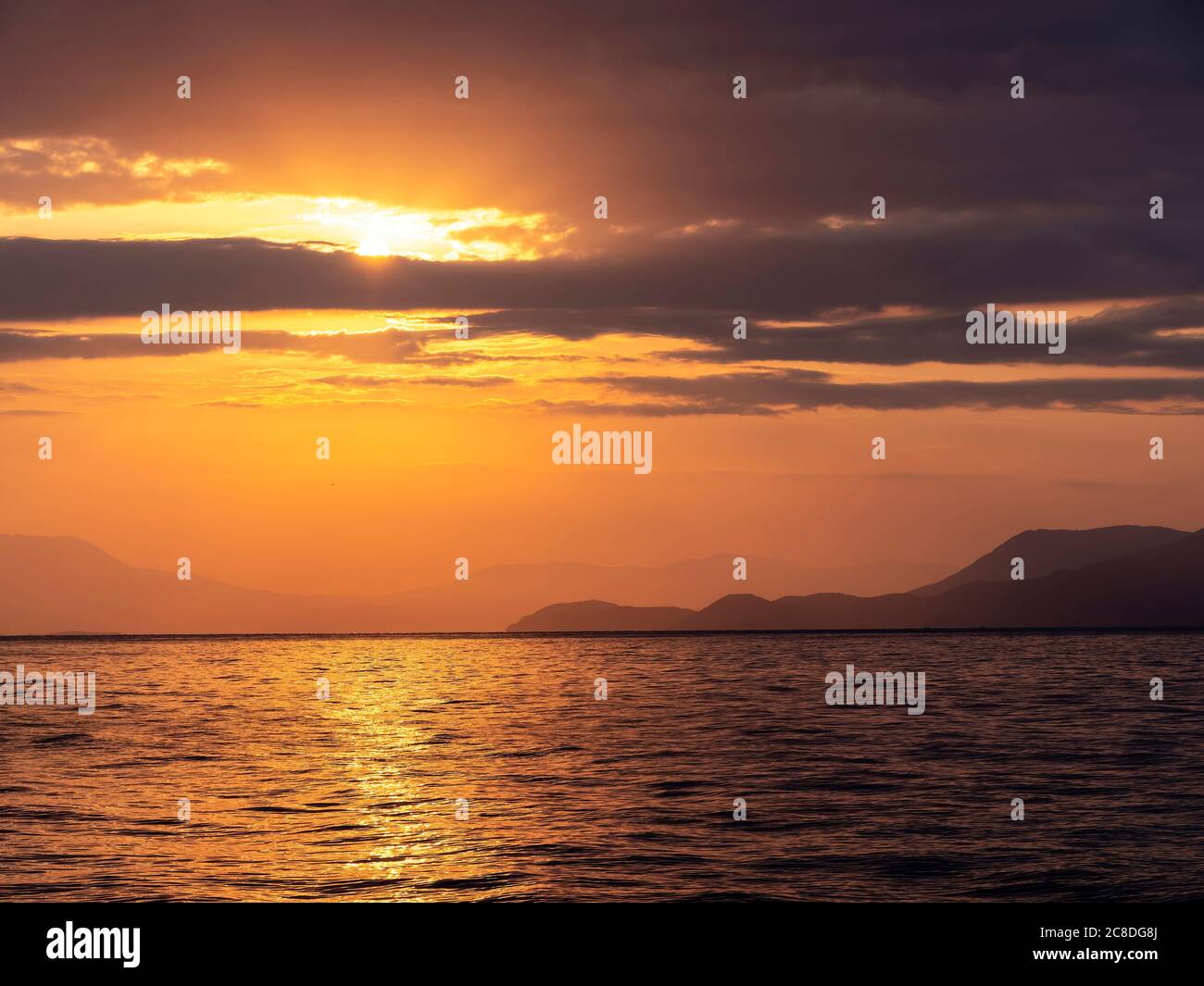 Trois manières d'amour. Des rayons de soleil embrassant les nuages et la mer. Banque D'Images