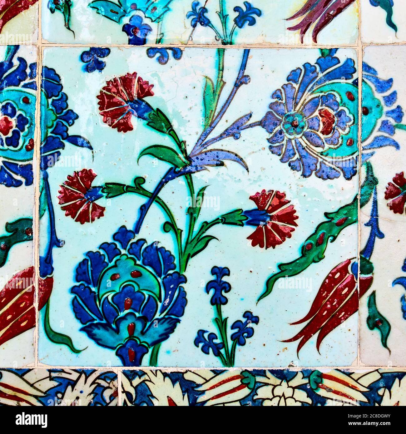 Carreaux de céramique vitrifiée turque anciens avec motif floral Banque D'Images