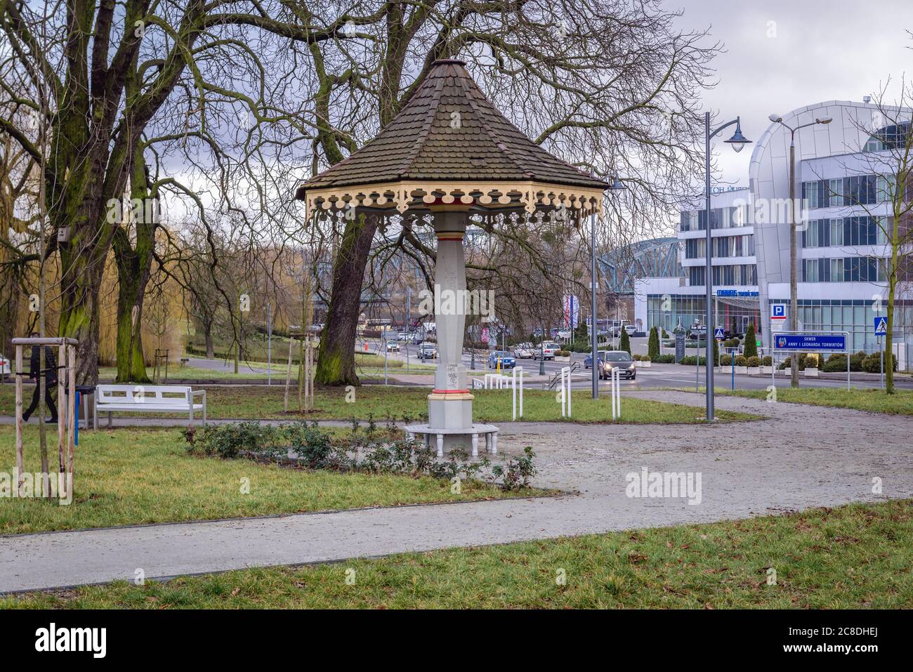 Abri aux champignons dans un petit parc appelé jardin des musiciens près de la vieille ville de Torun, Voïvodeship de Pologne de Poméranie Kuyavian Banque D'Images
