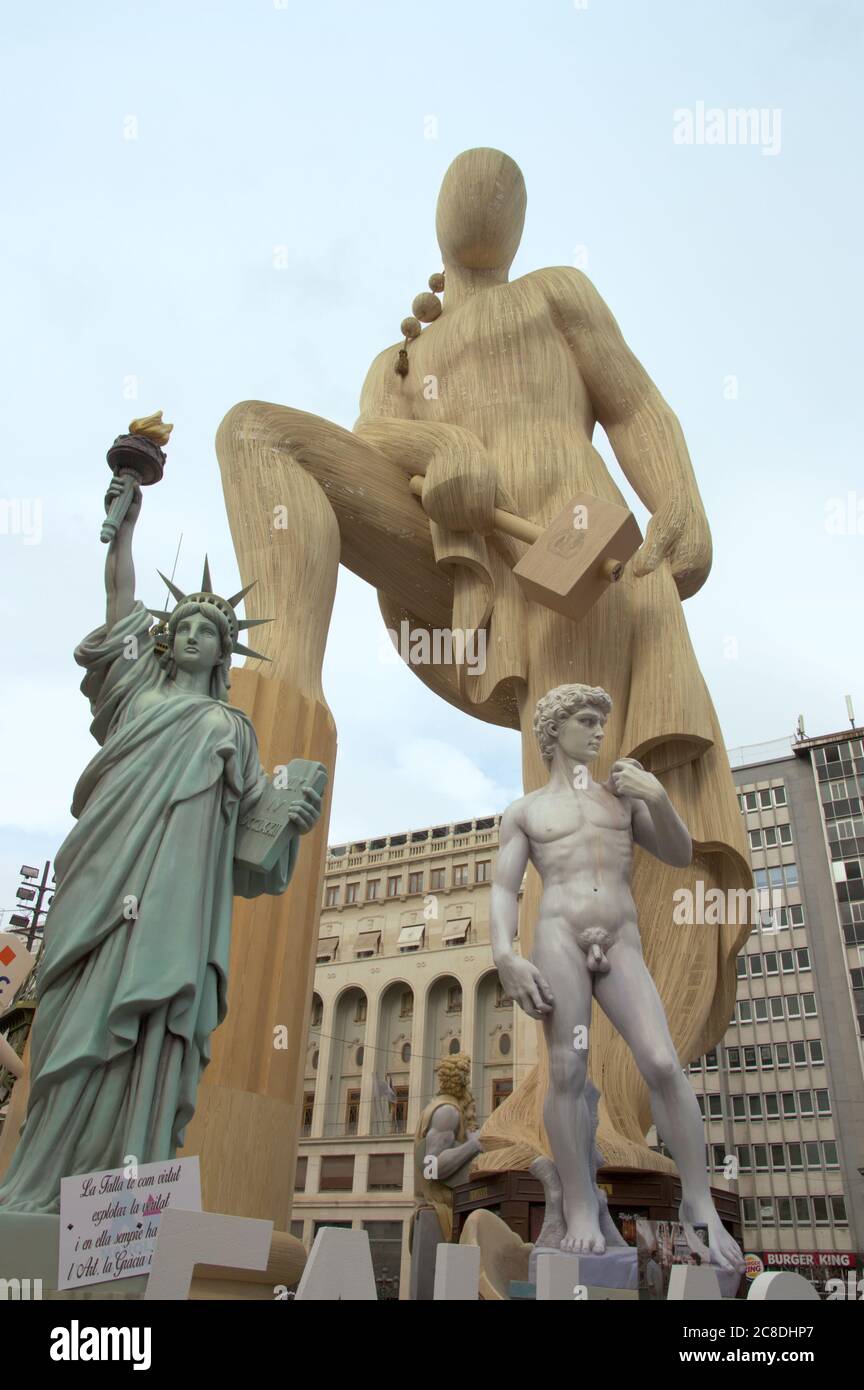 Mars 2016. Valence, Espagne. Monument de la ville de Falla dans lequel apparaissent d'importants monuments du monde Banque D'Images