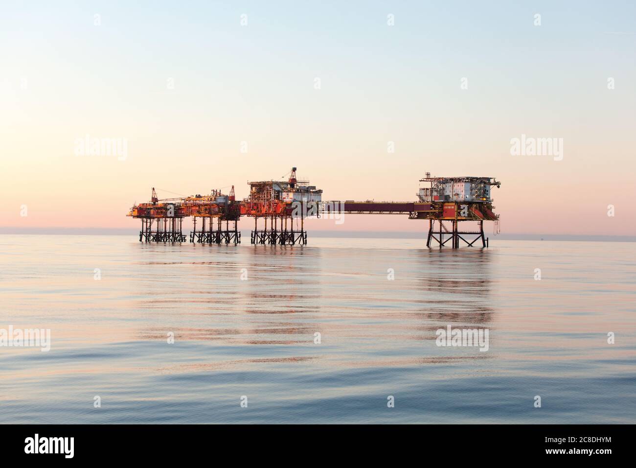 Plate-forme pétrolière offshore à l'heure du coucher du soleil Banque D'Images