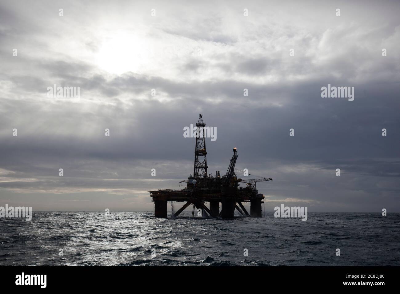 Silhouette de l'installation d'huile offshore Banque D'Images