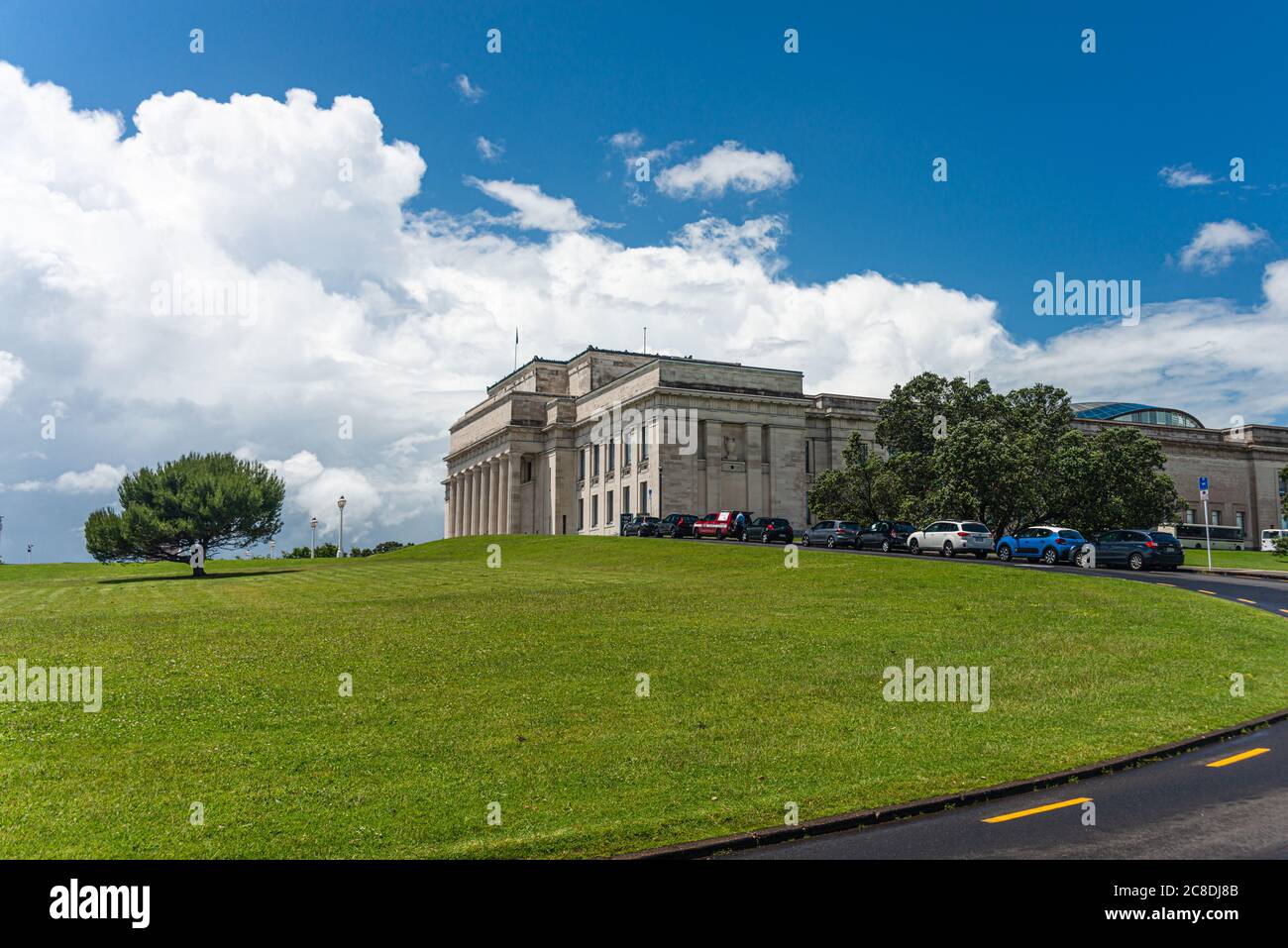 Route menant au musée d'Auckland dans le domaine d'auckland, Parnell, Nouvelle-Zélande. Architecture néoclassique Banque D'Images