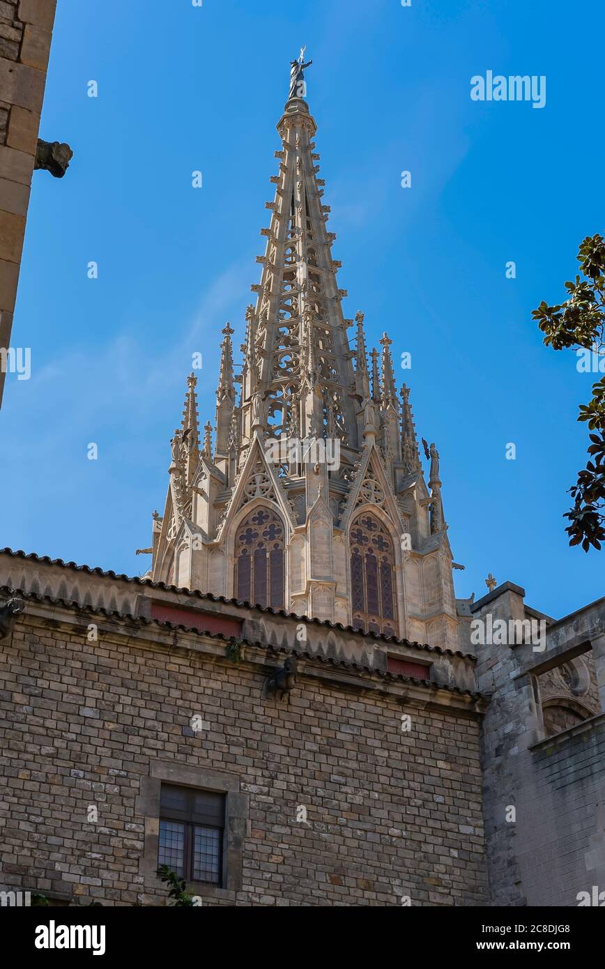 Statue de Sainte Eulalie, patronne de la ville, sur la flèche de la Basilique Cathédrale