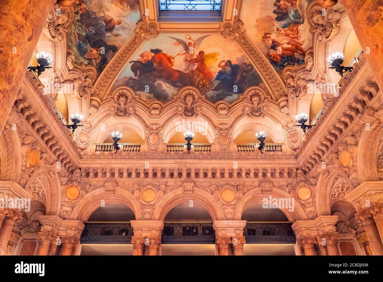 Paris, France - 14 novembre 2019 : intérieur du hall de l'Opéra National de Paris Garnier de l'escalier principal. Balcons. Colonnes et mosaïques Banque D'Images