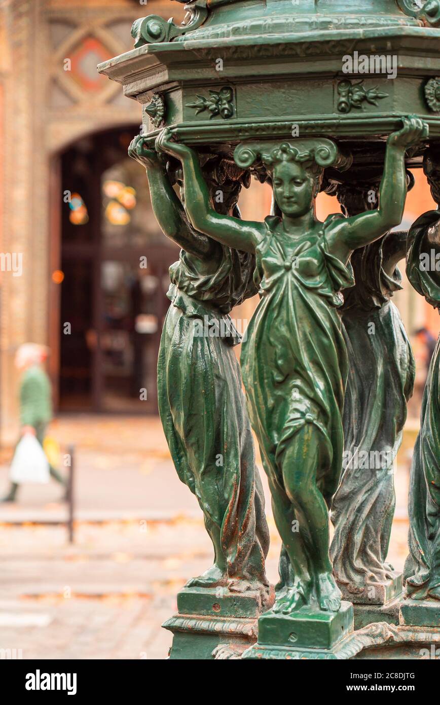 Fontaines anciennes de Wallace avec eau potable. Sculpture de groupe de femmes. Paris. Automne Banque D'Images