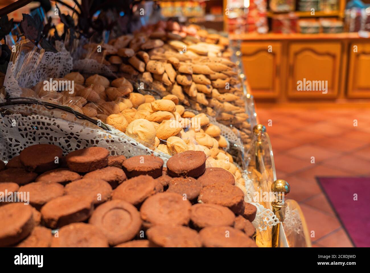 Gros plan des biscuits dans la boutique de bonbons et de biscuits de Montmartre, Paris, France. Banque D'Images