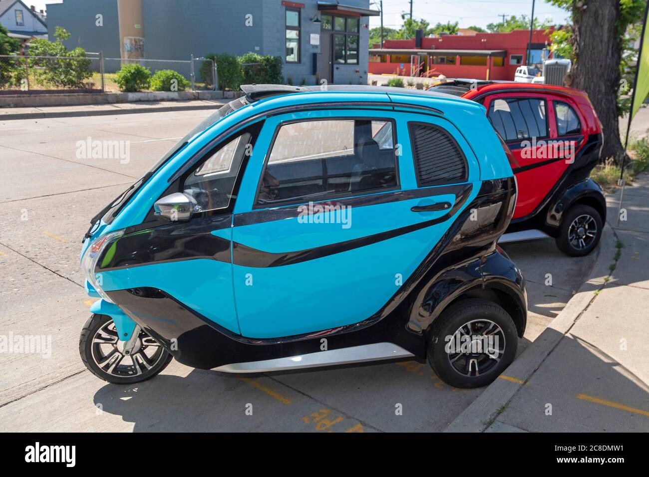 Denver, Colorado - voitures électriques à trois roues fabriquées par Echo3 Energy. L'Echo3 à trois places a une portée de 55 miles et une vitesse maximale de 35 mph. Banque D'Images