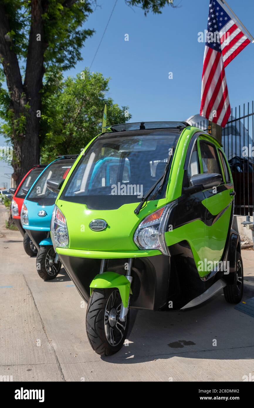 Denver, Colorado - voitures électriques à trois roues fabriquées par Echo3 Energy. L'Echo3 à trois places a une portée de 55 miles et une vitesse maximale de 35 mph. Banque D'Images