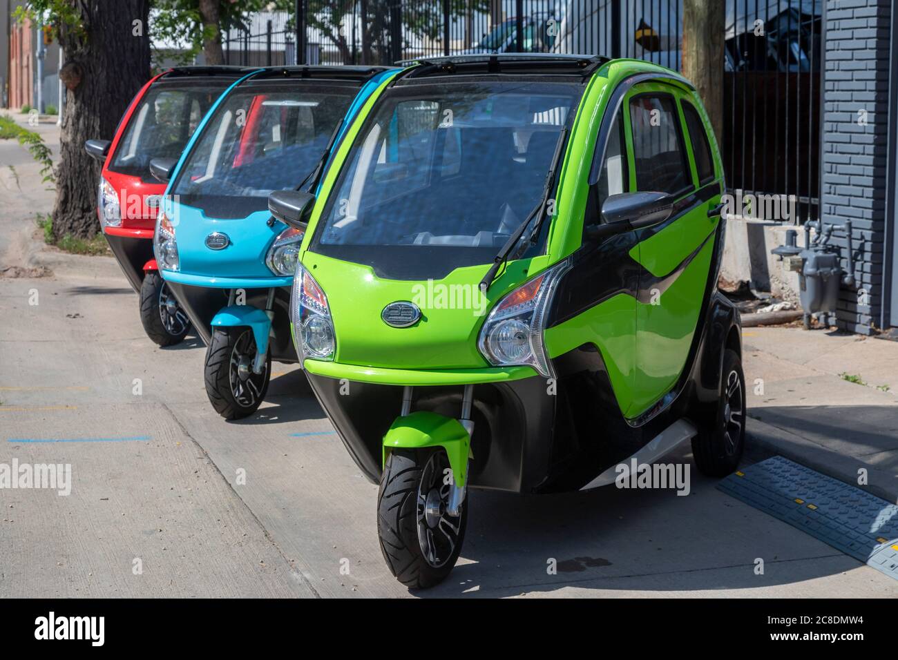 Denver, Colorado - voitures électriques à trois roues fabriquées par Echo3 Energy. L'Echo3 à trois places a une portée de 55 miles et une vitesse maximale de 35 mph. Banque D'Images