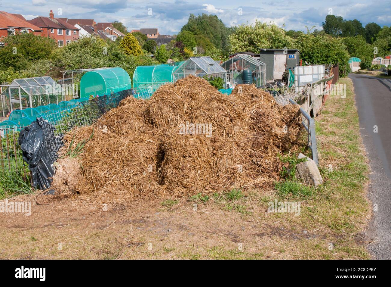 Tas de fumier ou de fumier dans la baie de muck sur le site d'allotissement être stocké en été prêt à être étalé allotements en hiver Banque D'Images