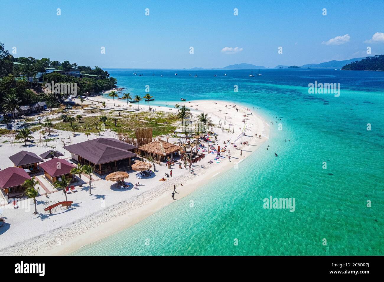 Thaïlande, province de Satun, Ko Lipe, vue aérienne des personnes se détendant sur la plage de North point en été Banque D'Images