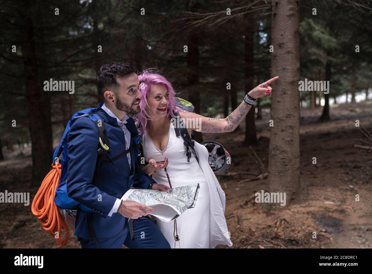 Couple de mariés avec carte de randonnée dans les bois Banque D'Images