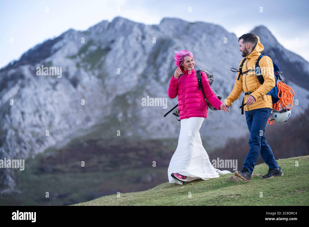 Couple de mariée randonnée avec sacs à dos, montagne Urkiola, Espagne Banque D'Images