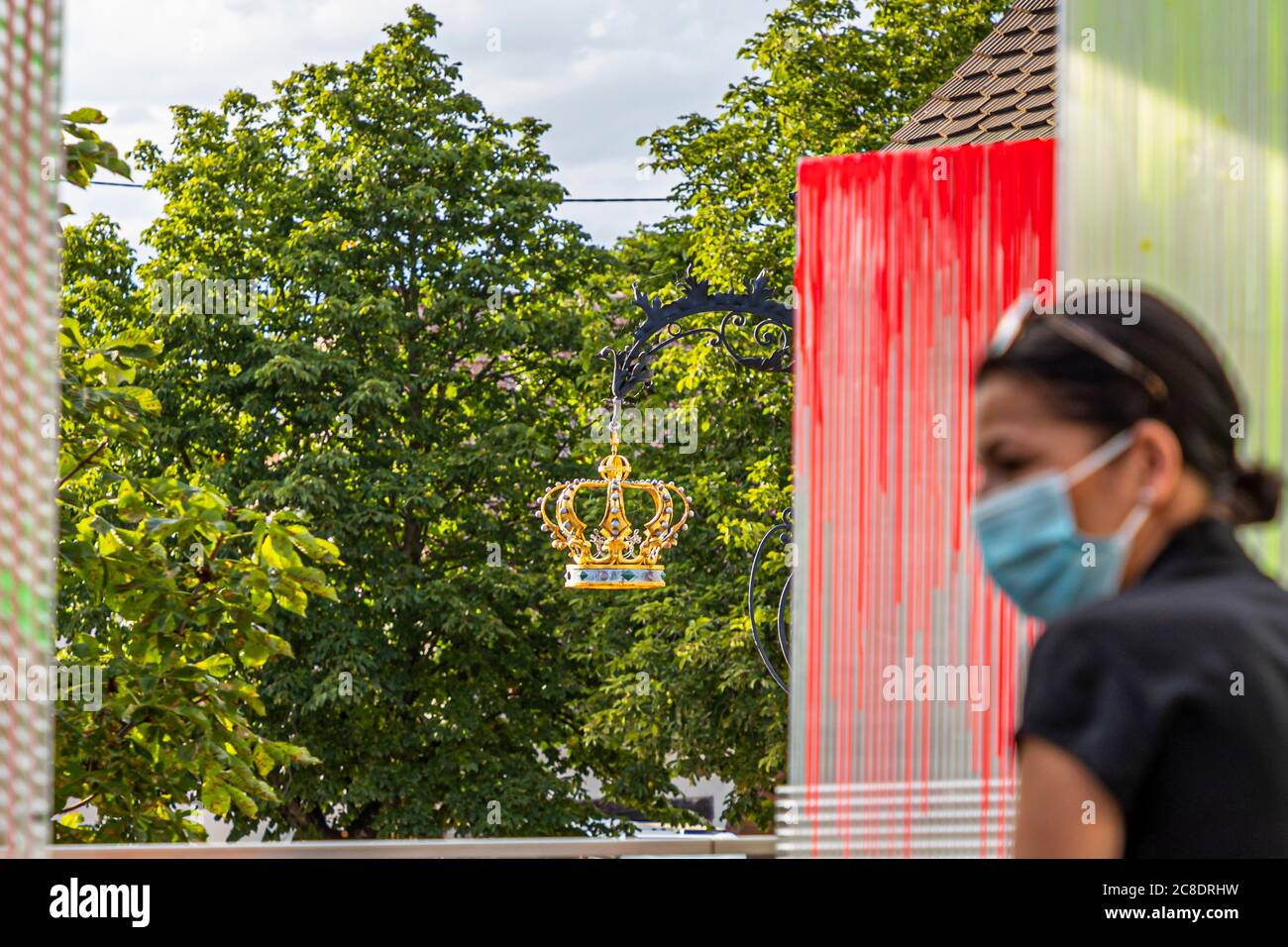 Restauration extérieure avec cloisons artistiquement conçues et serveurs avec masques de protection à l'Hôtel Krone à Weil am Rhein, Allemagne Banque D'Images