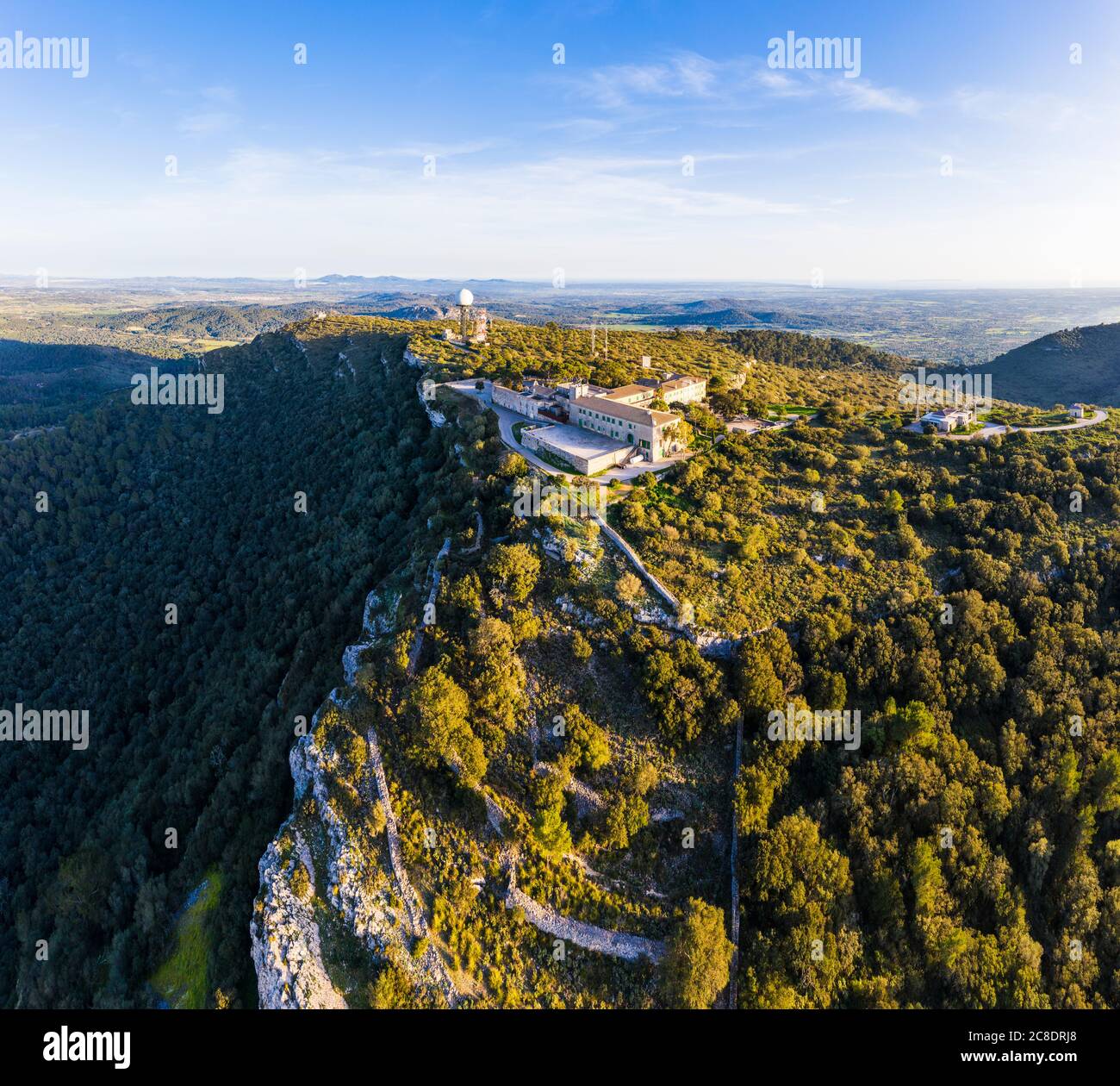 Espagne, Majorque, Drone vue sur Santuari de Nostra Senyora de Cura et Puig de Randa montagne en été Banque D'Images