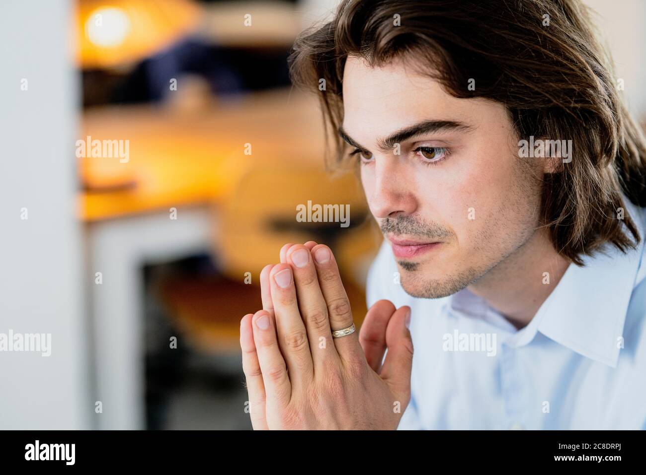 Gros plan sur un homme d'affaires attentionné qui regarde loin dans un café-restaurant Banque D'Images