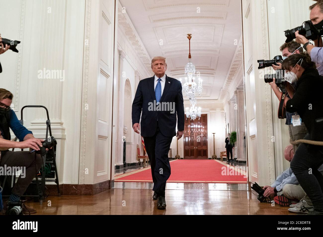 Washington, États-Unis d'Amérique. 22 juillet 2020. Washington, États-Unis d'Amérique. 22 juillet 2020. Le président américain Donald Trump arrive pour l'annonce de l'opération Legend, pour combattre les crimes violents dans la salle est de la Maison Blanche le 22 juillet 2020 à Washington, DC Trump prévoit d'envoyer les forces de l'ordre fédérales dans les villes du pays dans ce qui est largement considéré comme une tentative de supprimer les Black Lives Matter des manifestations. Crédit: Shealah Craighead/White House photo/Alamy Live News Banque D'Images