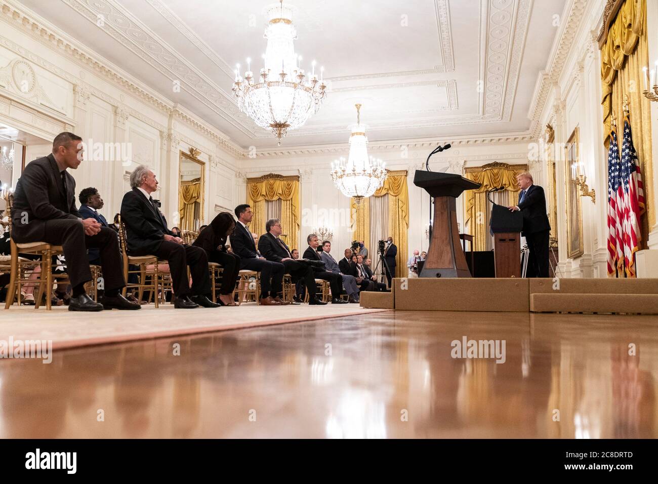 Washington, États-Unis d'Amérique. 22 juillet 2020. Washington, États-Unis d'Amérique. 22 juillet 2020. Le président américain Donald Trump annonce l'opération Legend, pour combattre les crimes violents dans la salle est de la Maison Blanche le 22 juillet 2020 à Washington, DC Trump prévoit d'envoyer les forces de l'ordre fédérales dans les villes du pays dans ce qui est largement considéré comme une tentative de supprimer les Black Lives Matter des manifestations. Crédit: Shealah Craighead/White House photo/Alamy Live News Banque D'Images