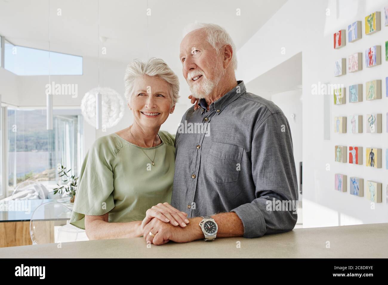 Couple senior souriant dans une villa de luxe Banque D'Images