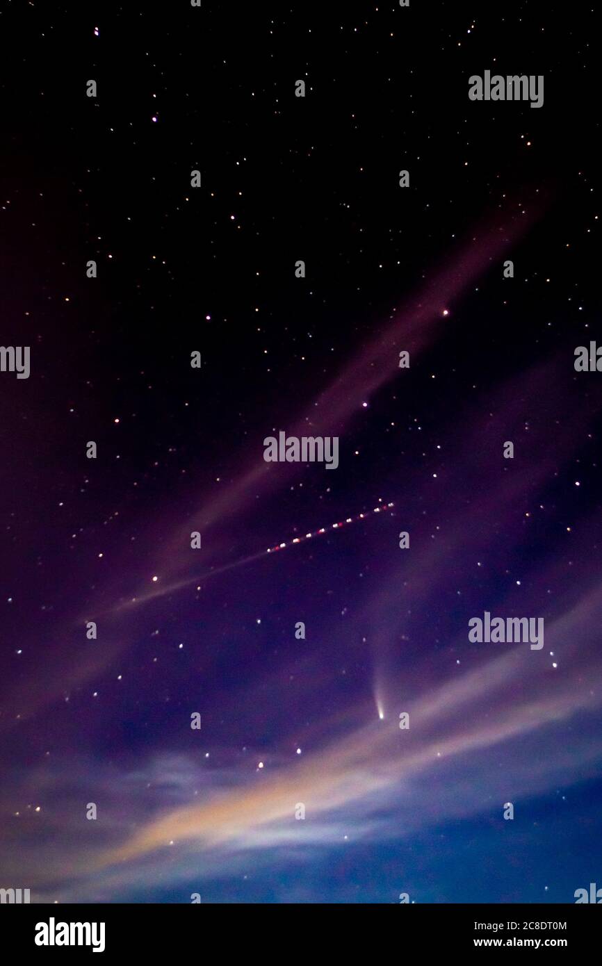 Juillet 2020 Comet Neowise C/2020 F3 photographié dans le ciel nocturne au-dessus du sud-ouest de l'Angleterre dans l'hémisphère nord Banque D'Images