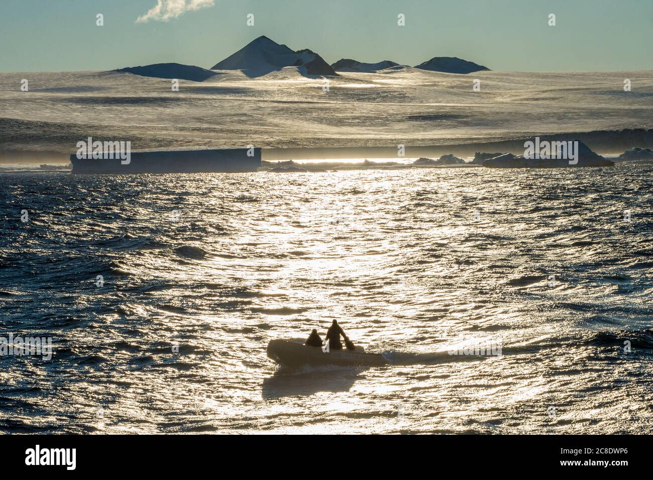 Touristes sur un radeau gonflable en admirant la côte de la péninsule de Tabarin Banque D'Images