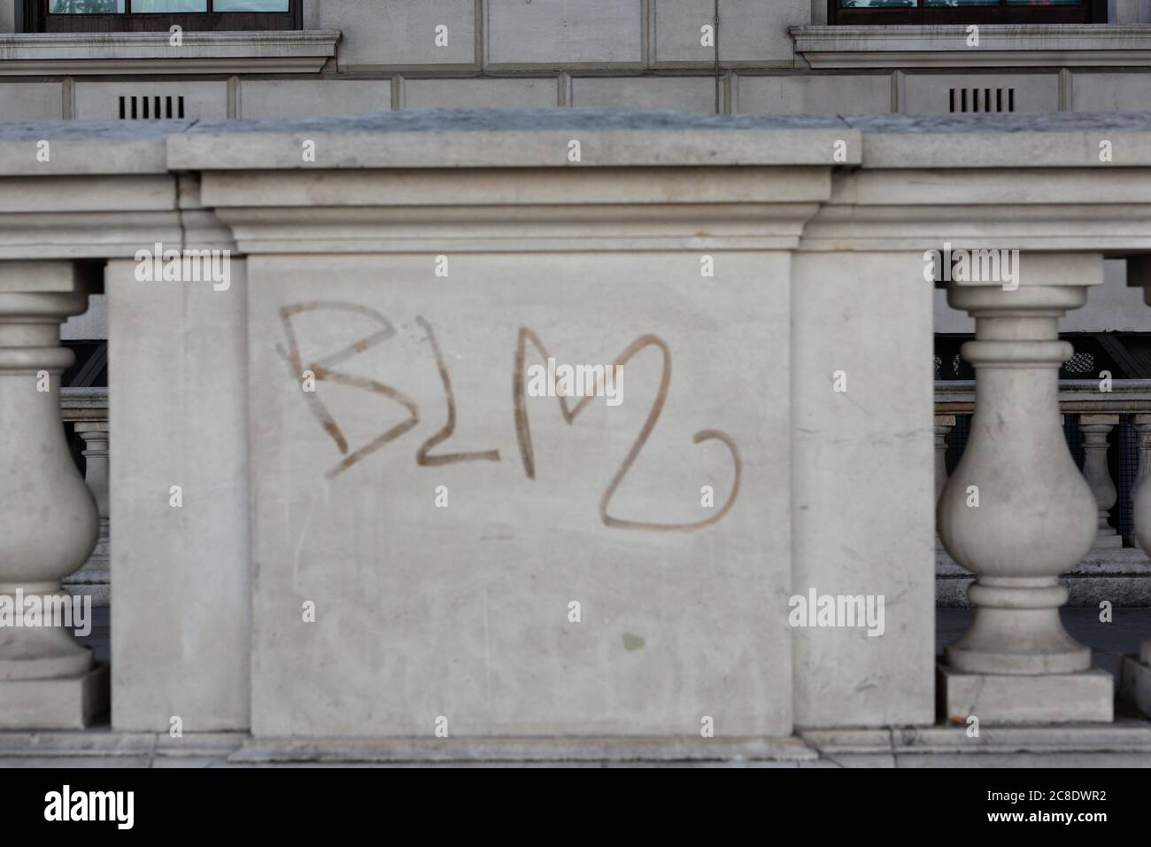 Whitehall - Londres (Royaume-Uni): Le slogan 'BLM' (Black Lives Matter) est daubed sur un mur à l'extérieur des bâtiments du gouvernement britannique à Whitehall.The BLM campagnes de mouvement Banque D'Images