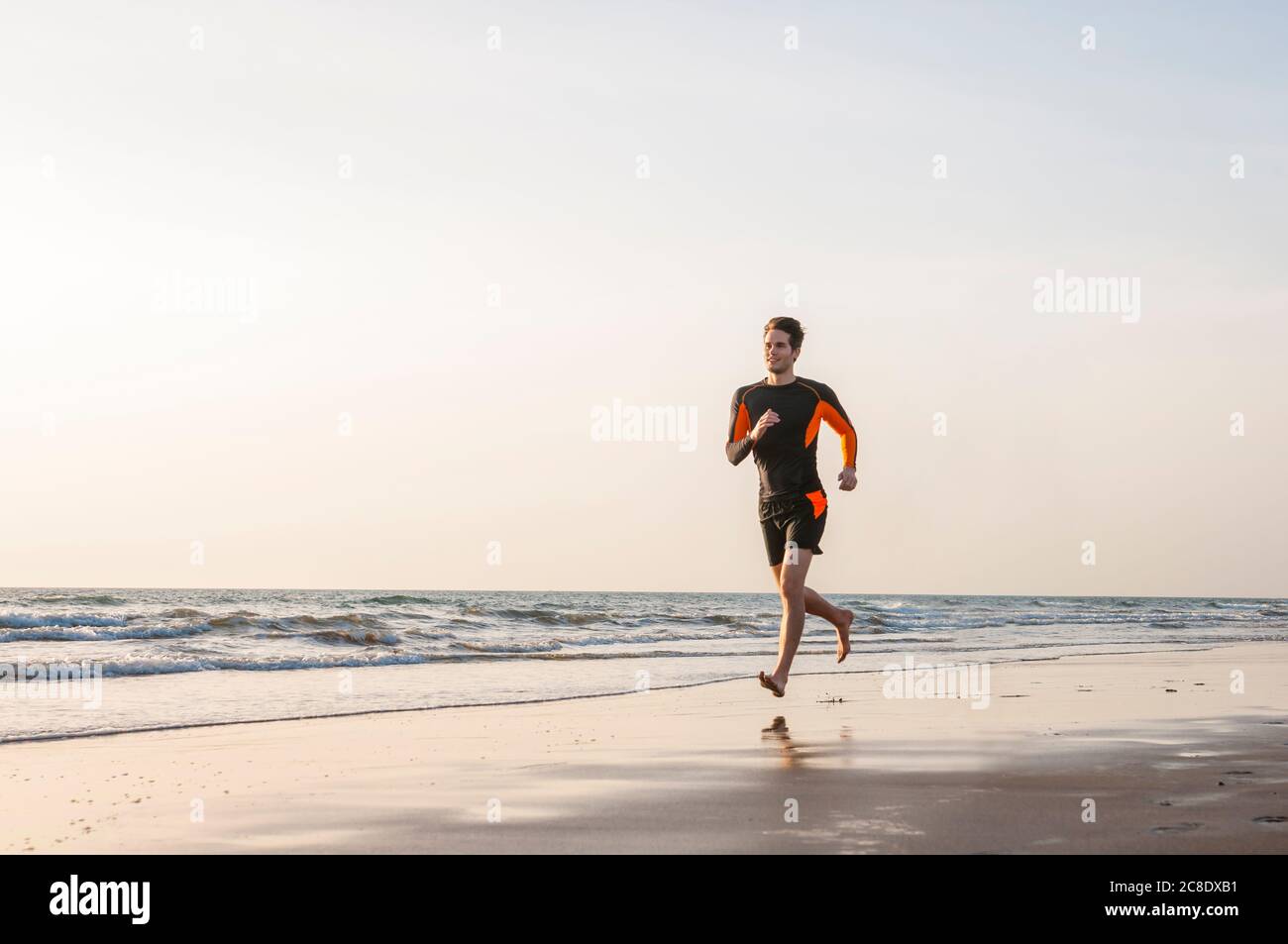 Homme courant à la mer, Gran Canaria, Espagne Banque D'Images