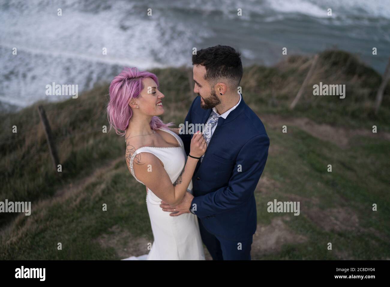 Couple de mariée sur le point de vue et l'océan en arrière-plan Banque D'Images