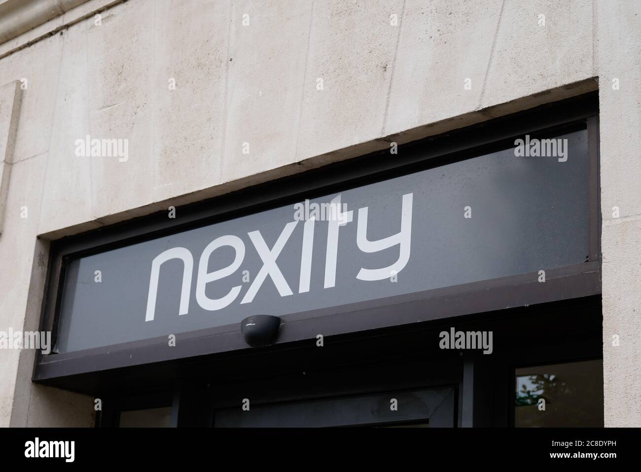 Bordeaux , Aquitaine / France - 07 21 2020 : logo Nexity et texte signe sur le bureau de construction de l'agence immobilière française Banque D'Images