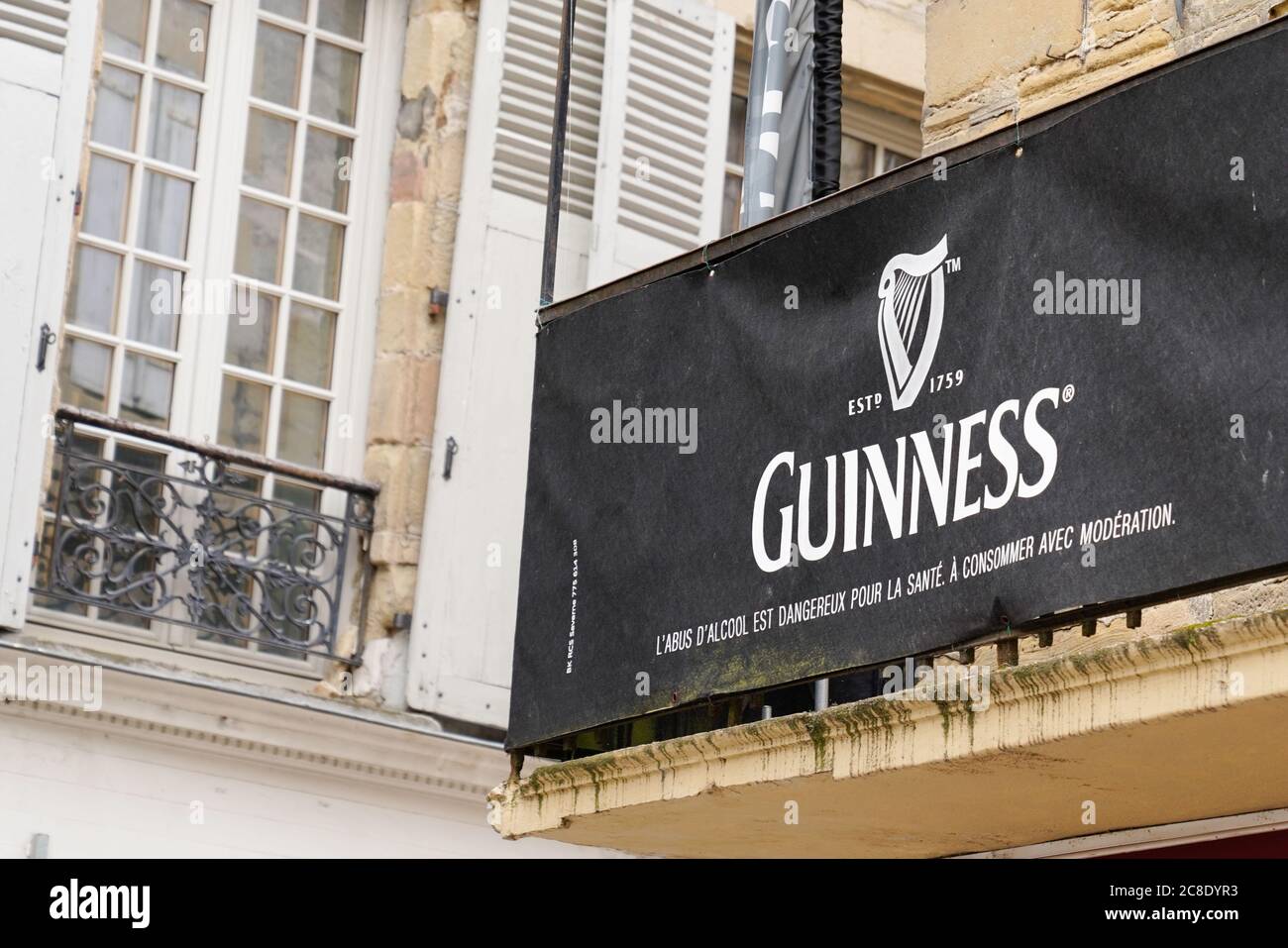 Bordeaux , Aquitaine / France - 07 21 2020 : logo guinness et panneau de texte à l'extérieur du pub local, bar restaurant Banque D'Images