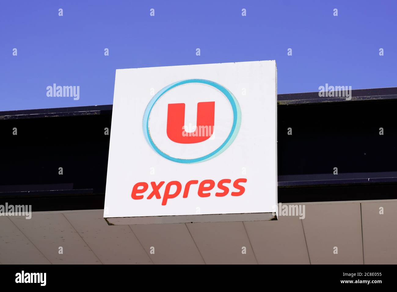 Bordeaux , Aquitaine / France - 07 21 2020 : Super U express supermarché magasin signe de magasin pour le logo du marché en france Banque D'Images